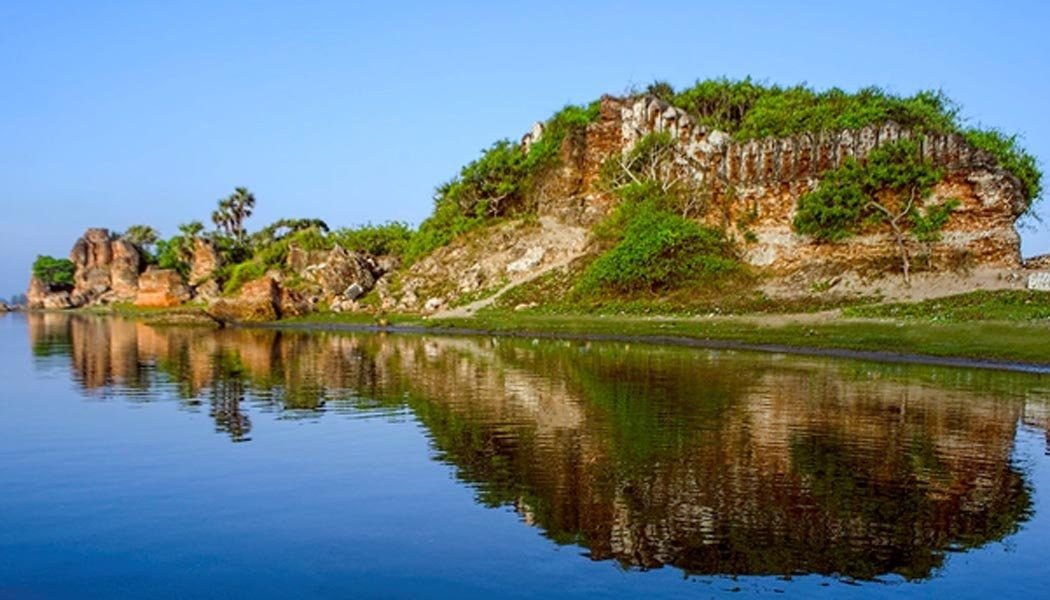 Brick ruins of Alamparai Fort beside the backwaters near the sea